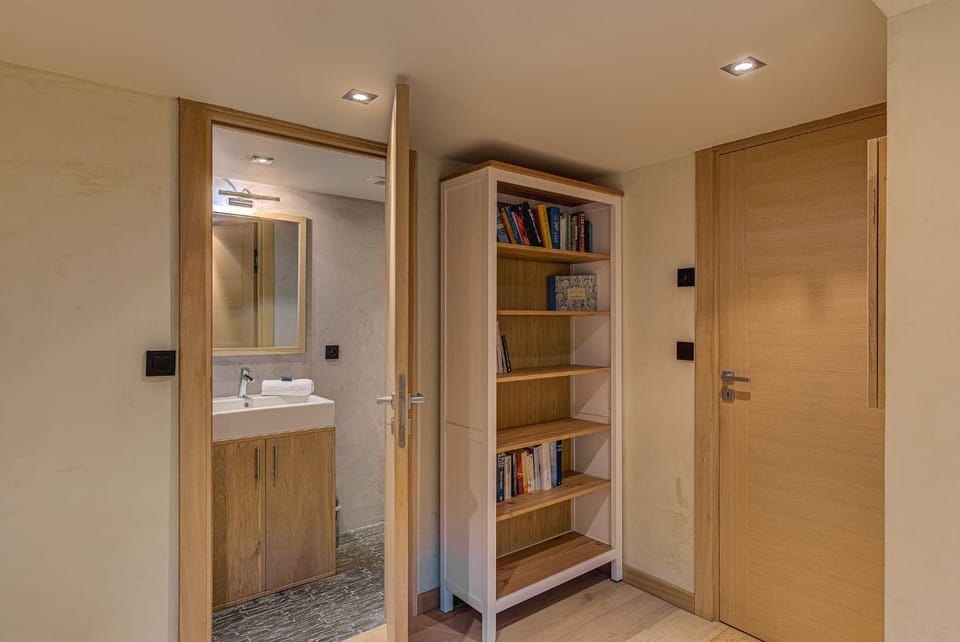 Library, Bathroom, towels, wardrobe