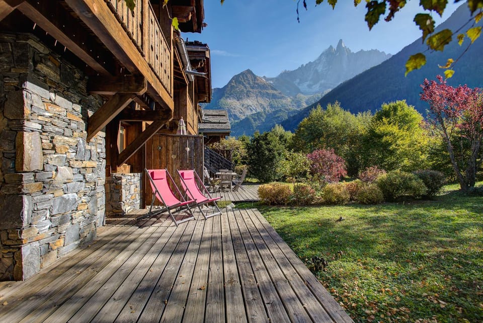 Property building, Day, Natural landscape, Garden, Garden view, Mountain view