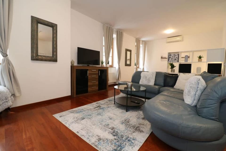 Communal lounge/ TV room, TV and multimedia, Living room, Seating area, Evening entertainment