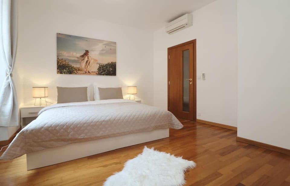 Bed, Photo of the whole room, Bedroom, wardrobe, air conditioner