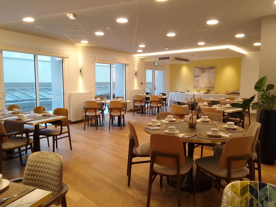 Restaurant/places to eat, Banquet/Function facilities, Buffet breakfast