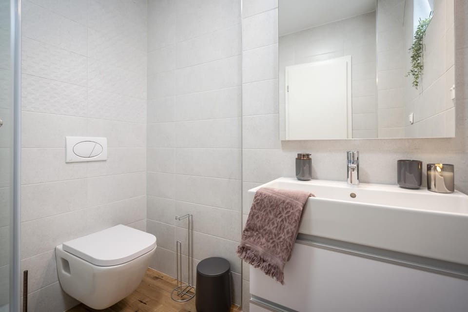 Toilet, Bathroom, towels