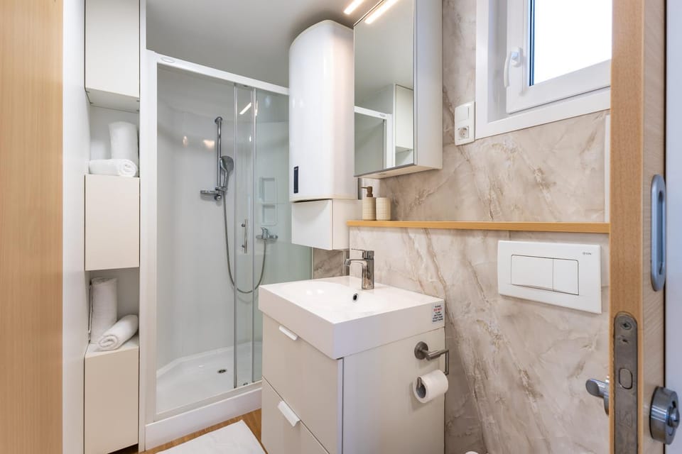 Shower, Toilet, Bathroom, towels