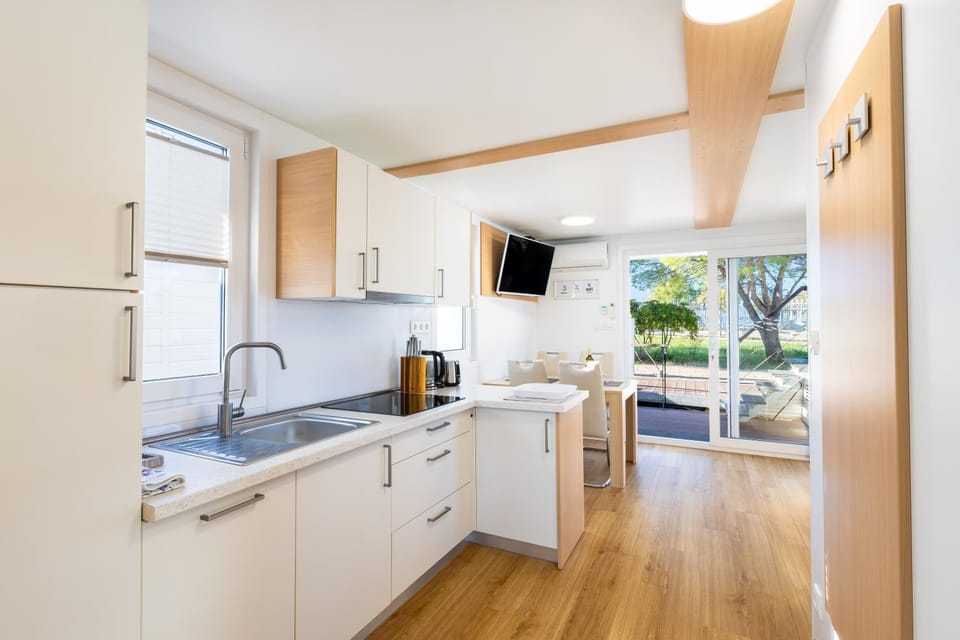 TV and multimedia, Kitchen or kitchenette, Seating area, Dining area, Food, stove, kitchen