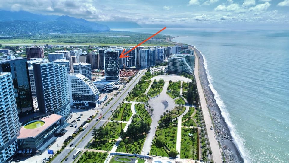 Property building, Nearby landmark, Day, Neighbourhood, Natural landscape, Bird's eye view, Beach, City view, Sea view, Street view, Location