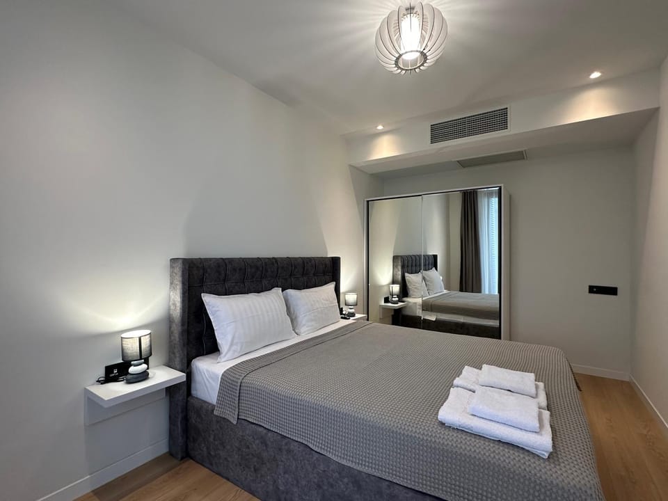 Bed, Bedroom, towels