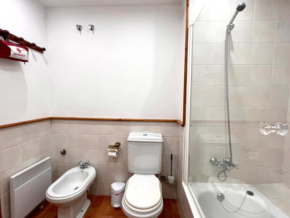 Shower, Bathroom, Bath, bidet, towels