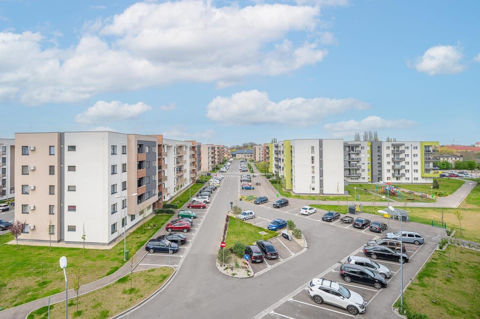 Day, Neighbourhood, City view, Street view, Parking