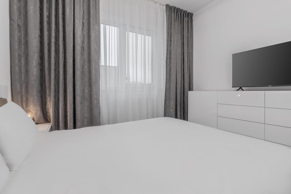 Bed, TV and multimedia, Photo of the whole room, Bedroom