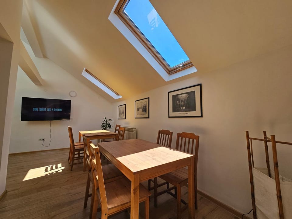TV and multimedia, Living room, Seating area, Dining area