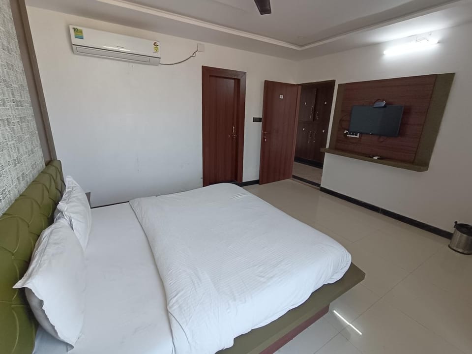 Bed, TV and multimedia, Photo of the whole room, Bedroom, air conditioner