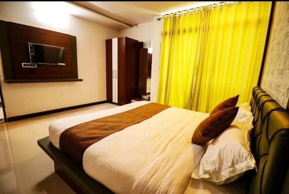 Bed, TV and multimedia, Photo of the whole room, towels