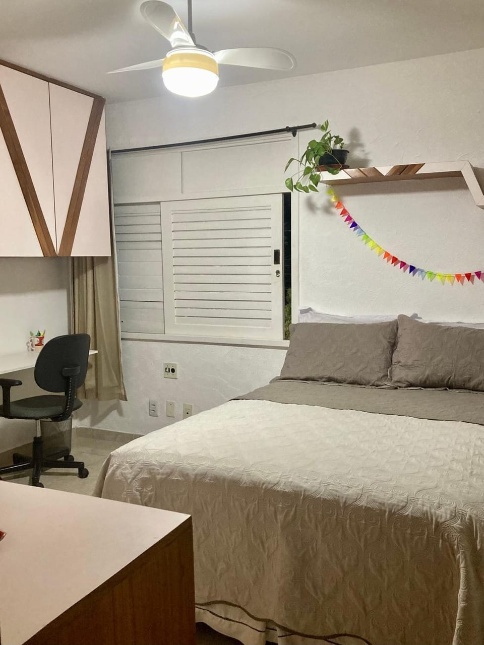 Bed, Photo of the whole room, Bedroom