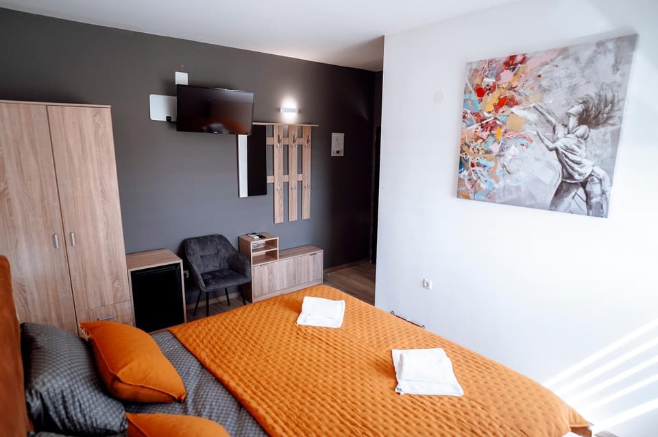 Bed, TV and multimedia, Living room, Photo of the whole room, Bedroom, hair dresser, wardrobe