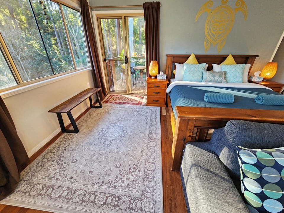Bed, Living room, Photo of the whole room, Decorative detail, Bedroom