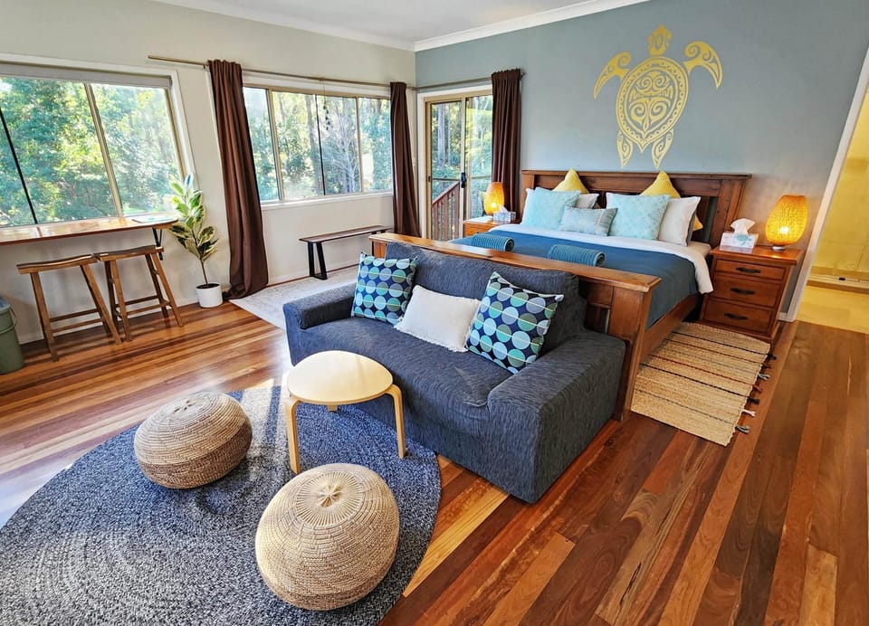 Bed, Living room, Photo of the whole room, Decorative detail, Seating area, Bedroom