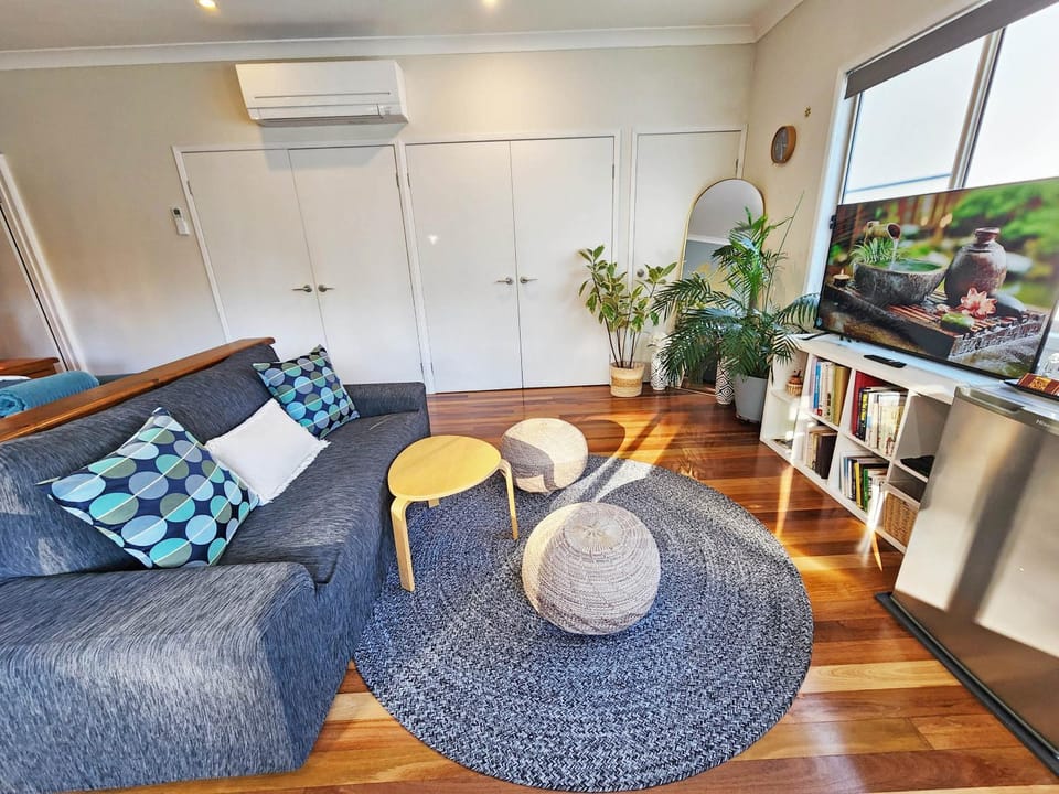 Library, TV and multimedia, Living room, Seating area, Evening entertainment, wardrobe, air conditioner