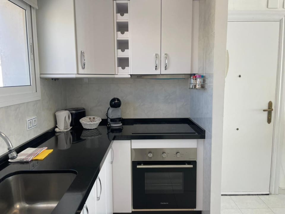 Coffee/tea facilities, Kitchen or kitchenette, oven, stove, toaster