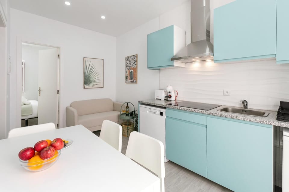 Kitchen or kitchenette, Food and drinks, Decorative detail, Dining area, stove