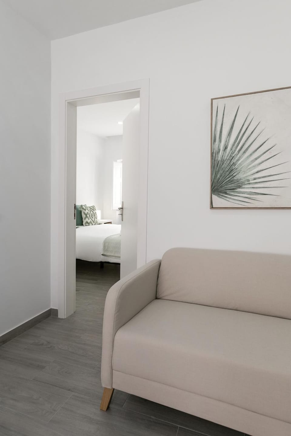 Bed, Living room, Photo of the whole room, Decorative detail, Decorative detail, Seating area, Bedroom