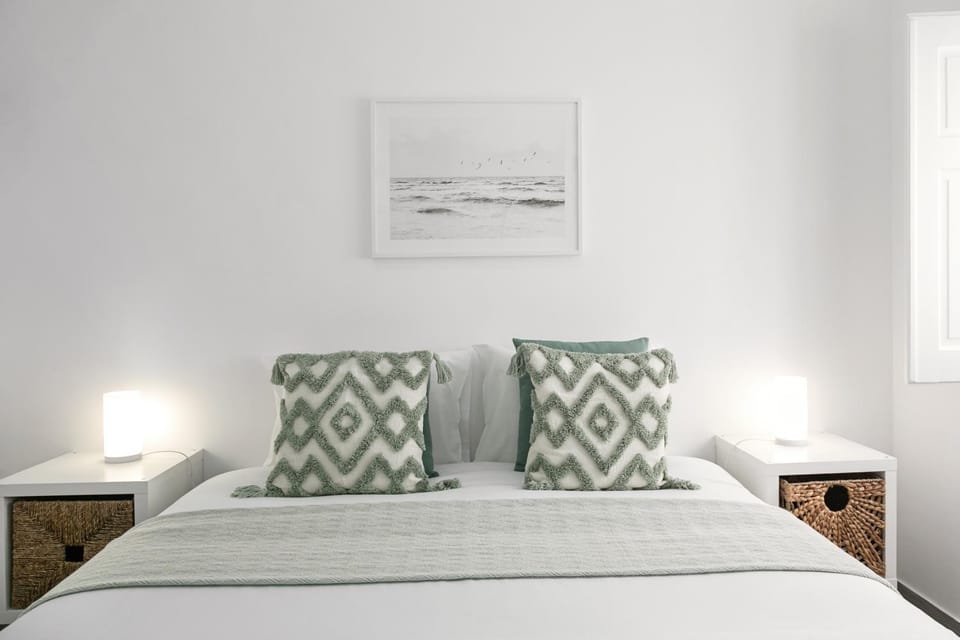 Bed, Photo of the whole room, Decorative detail, Bedroom