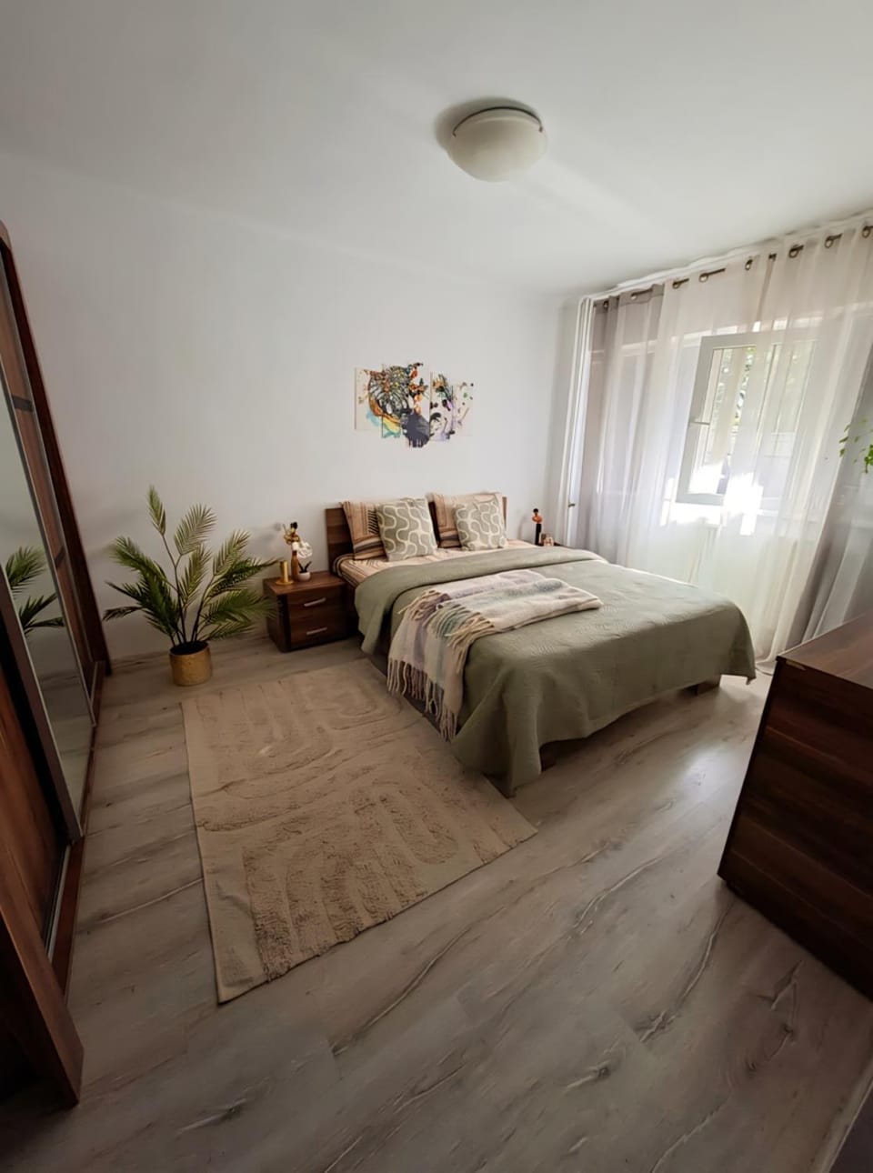 Photo of the whole room, Bedroom