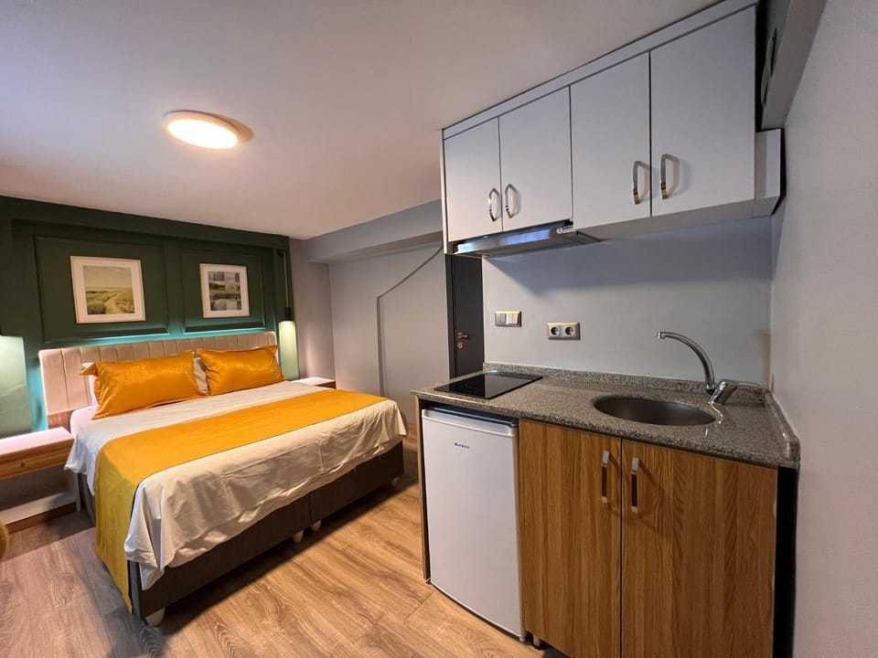 Bed, Kitchen or kitchenette, Bedroom