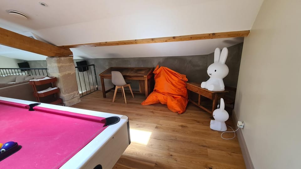 Billiard, Living room, Seating area