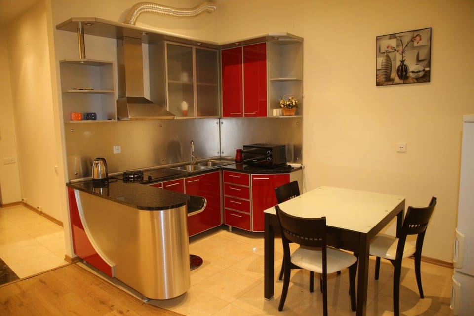 Kitchen or kitchenette, Dining area, minibar, stove