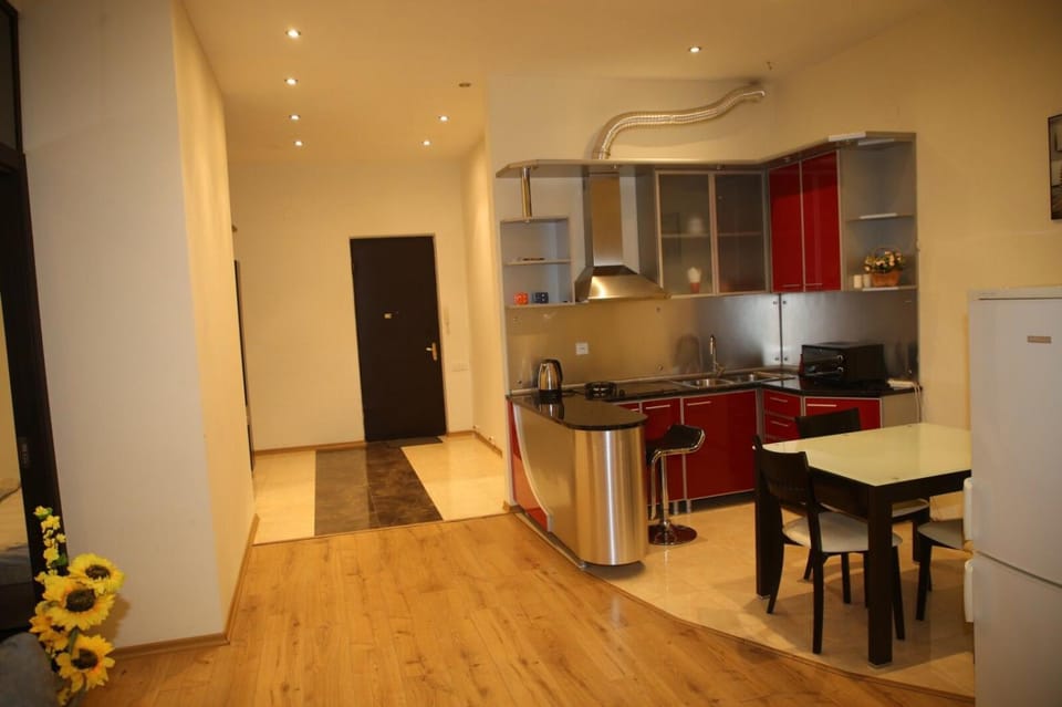 Kitchen or kitchenette, Dining area, minibar, stove