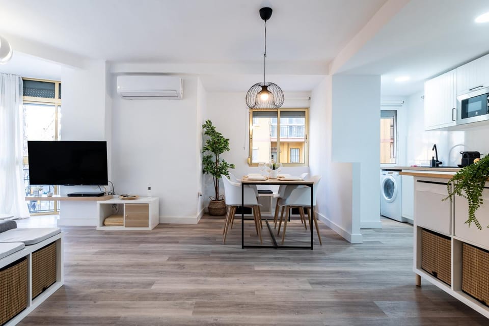 TV and multimedia, Kitchen or kitchenette, Living room, Dining area, air conditioner
