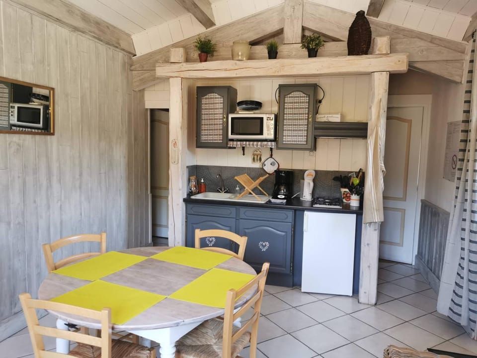 Kitchen or kitchenette, Dining area, dishwasher, minibar, pet friendly, stove, toaster