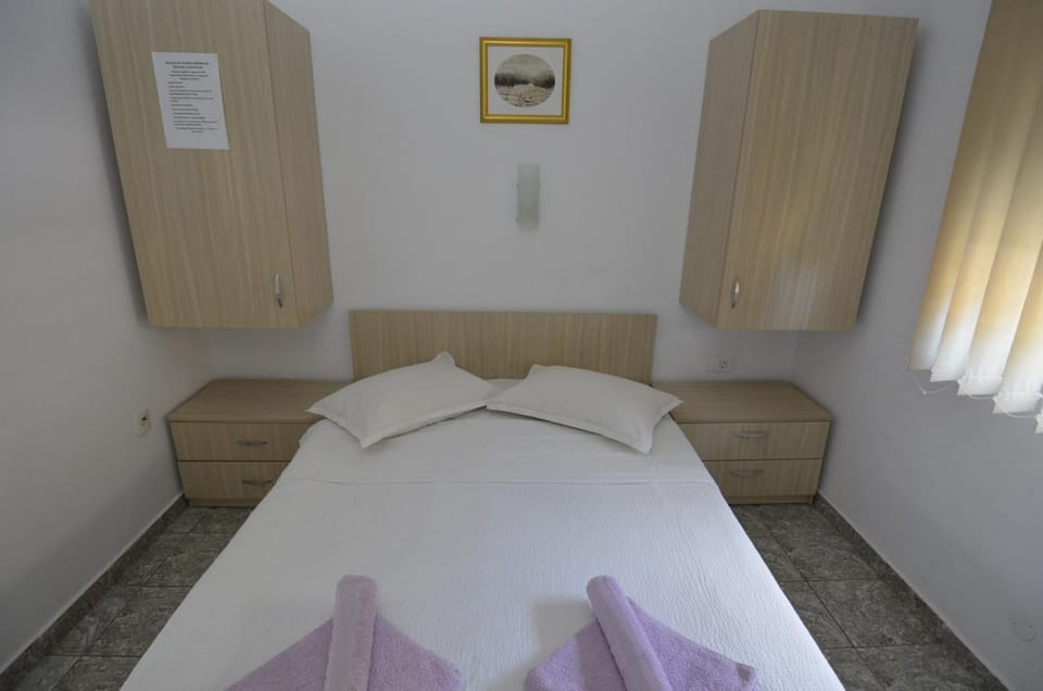 Bed, Photo of the whole room, towels, wardrobe