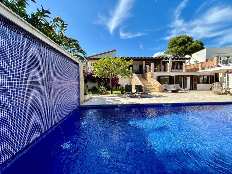 Property building, Swimming pool, sunbed