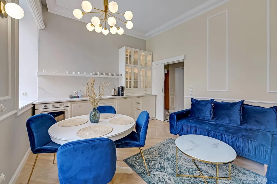 Kitchen or kitchenette, Living room, Seating area, Dining area