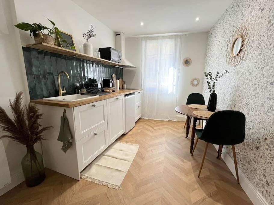 Kitchen or kitchenette, Dining area, minibar, stove