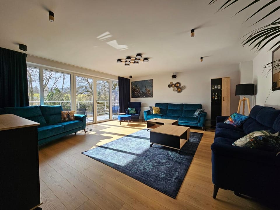 Communal lounge/ TV room, Living room, Seating area