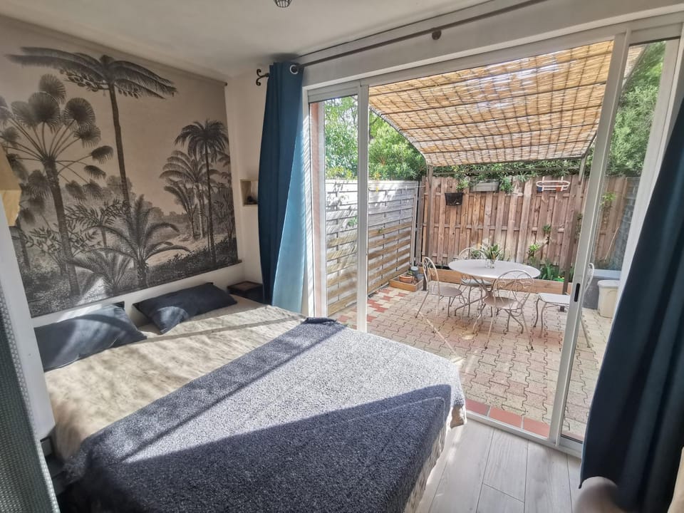 Photo of the whole room, Garden view