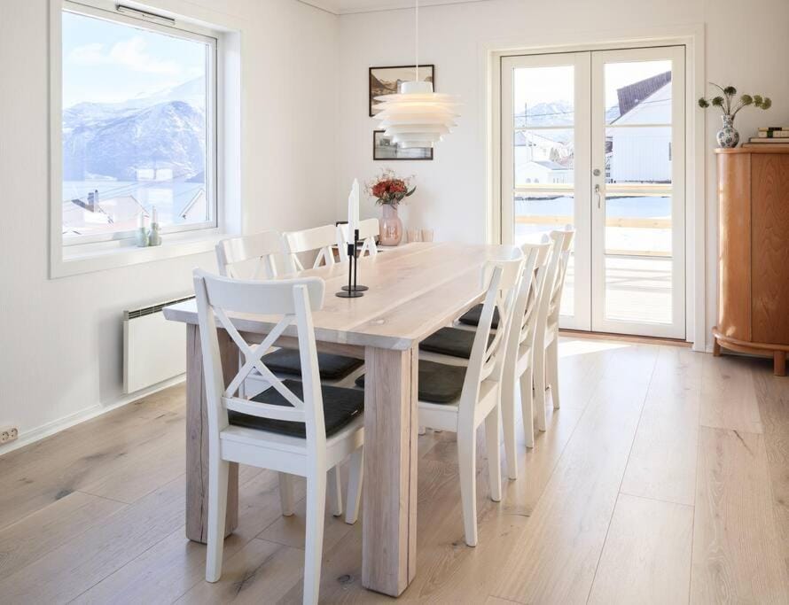 Dining area, Mountain view