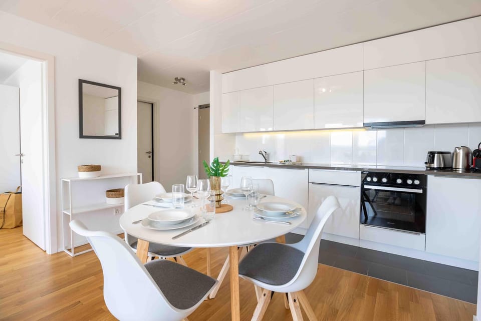 Kitchen or kitchenette, Dining area