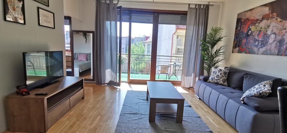 Communal lounge/ TV room, TV and multimedia, Living room, Seating area, Evening entertainment