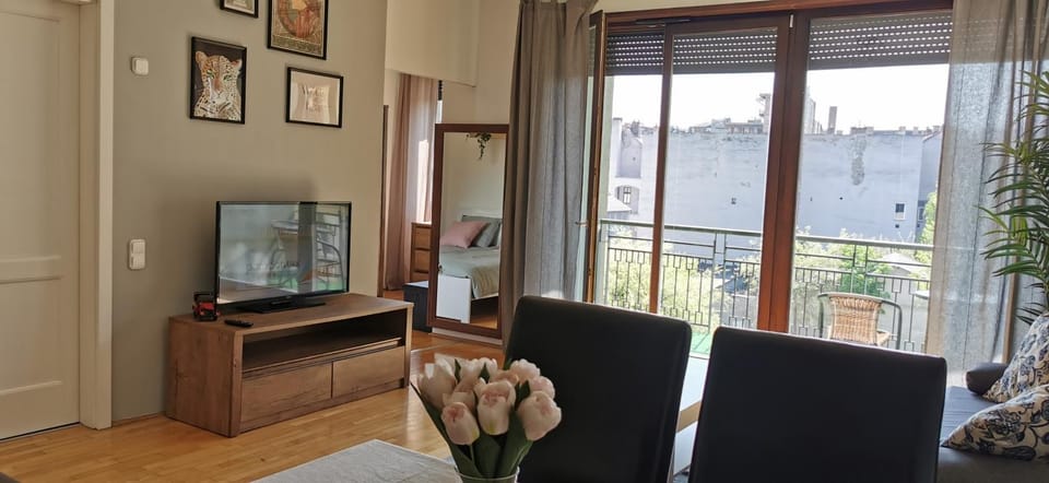 Communal lounge/ TV room, Natural landscape, TV and multimedia, Living room, Seating area, Evening entertainment