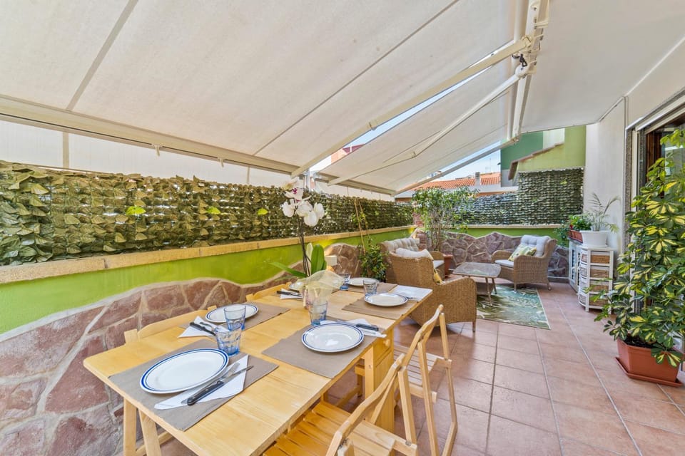 Property building, Balcony/Terrace, Living room