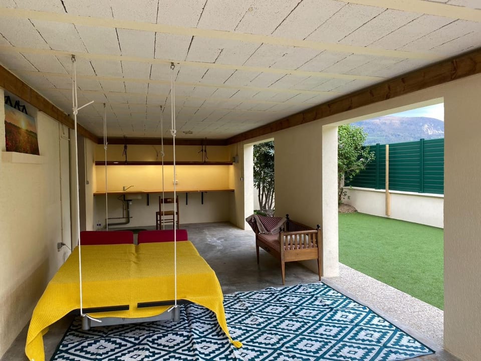 Countryside Retreat, Jacuzzi, Panoramic Views House in Auvergne-Rhône-Alpes