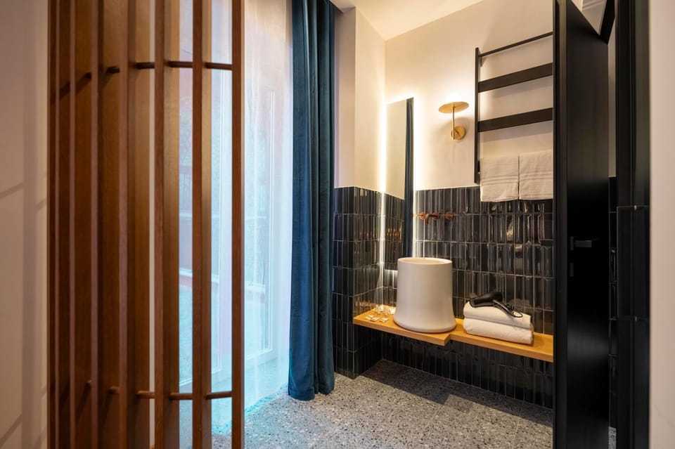 Bathroom, towels
