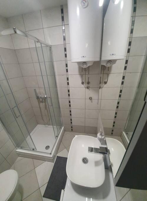 Shower, Toilet, Bathroom, towels