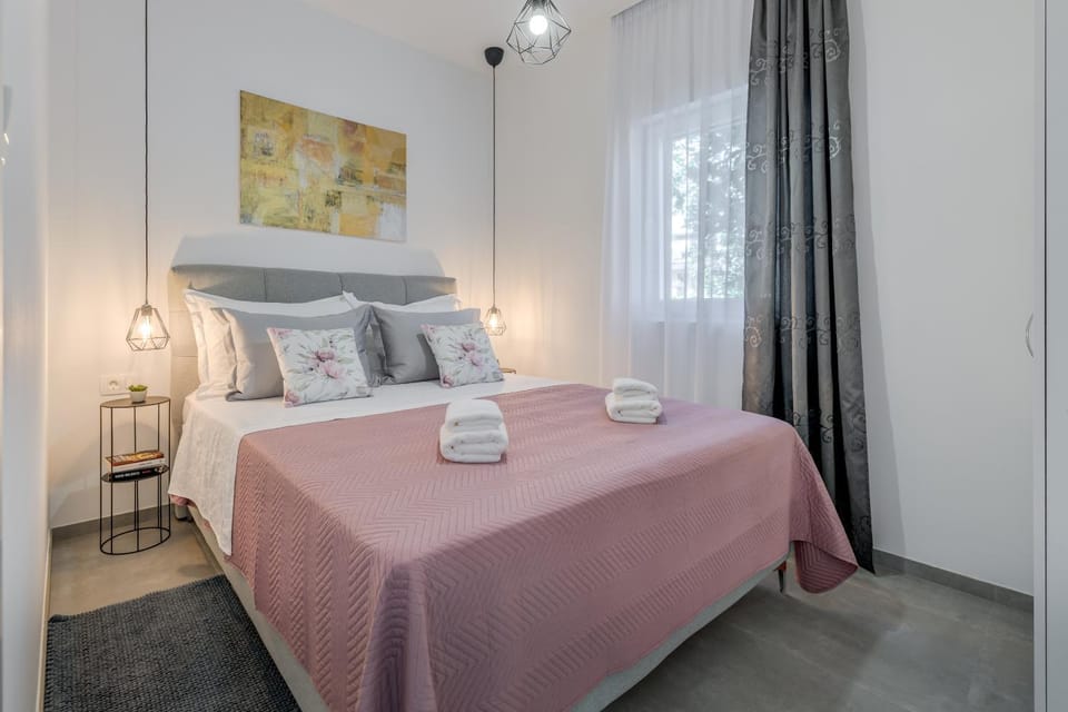 Bed, Bedroom, towels