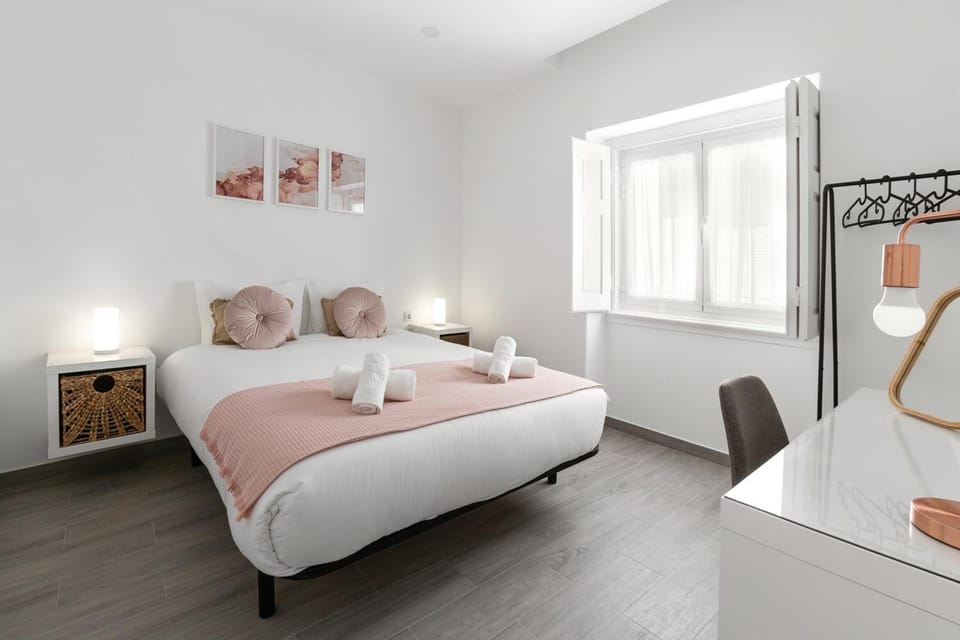 Bed, Photo of the whole room, Decorative detail, Bedroom