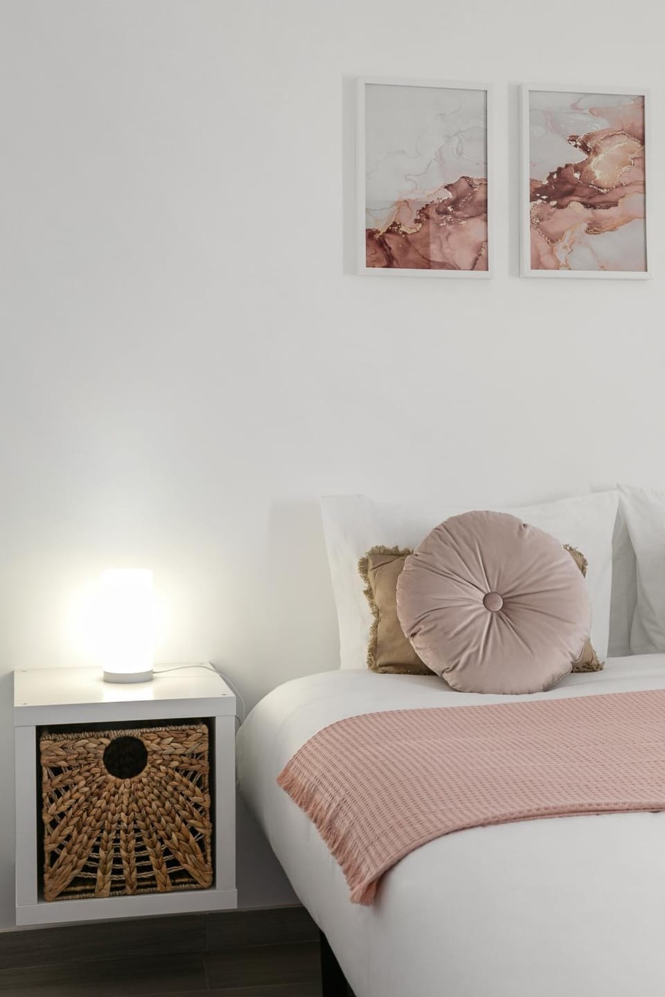 Bed, Photo of the whole room, Decorative detail, Bedroom
