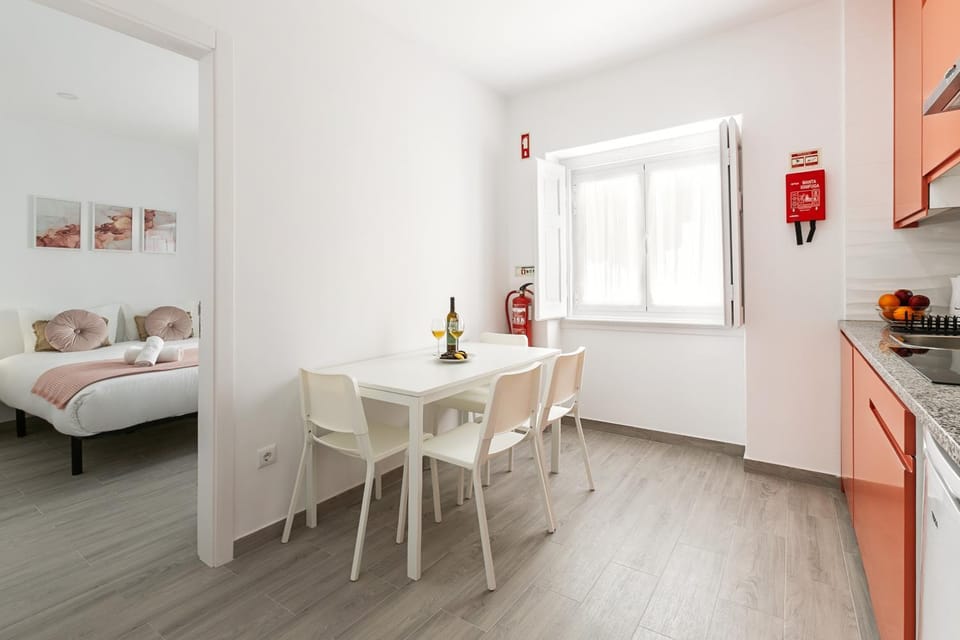 Bed, Kitchen or kitchenette, Food and drinks, Photo of the whole room, Decorative detail, Dining area, Bedroom, Food, minibar